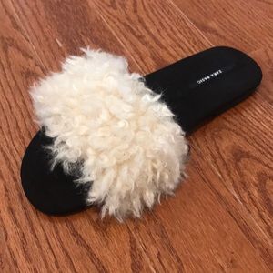Adorable ZARA BASIC furry shearling slides